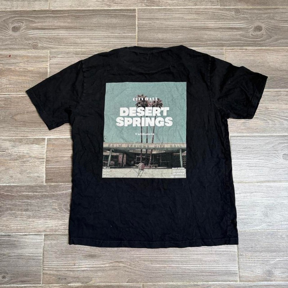 Black Desert Springs City Hall graphic tee size L